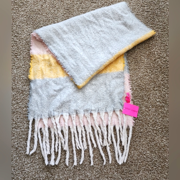 Large Betsy Johnson Blanket Scarf - Picture 1 of 3